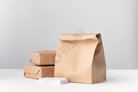 一套手制包装箱和纸袋白色包装礼物邮件邮政空白送货纸盒贮存船运图片