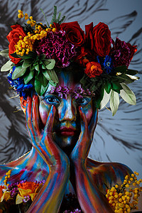 一个女孩的肖像 她的脸在花圈中涂上彩色涂漆 在Frida Kahlo的脚步下家具手工业人脸玩具织物文化工艺品女士发型孩子图片