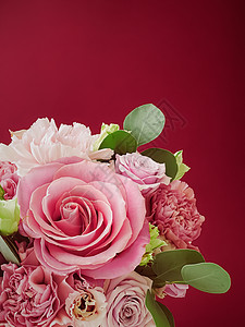 红色背景的美丽花盒 盛开花束花束作为节日礼物 奢华花卉设计展示花瓶花店风格盒子娘娘腔魅力玫瑰植物装饰图片