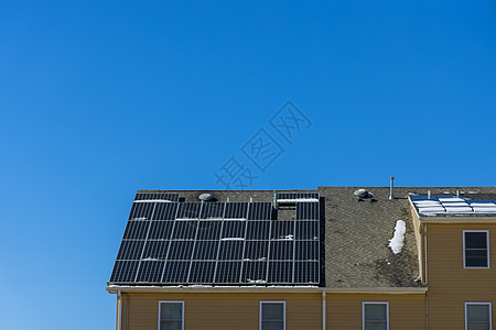 在屋顶上安装光伏太阳能电池板的男子在屋顶上安装替代能源图片