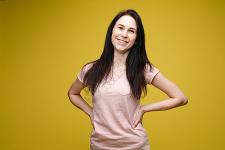 穿着白衬衫和牛仔裤的斯利姆妇女稳步站稳女性牛仔布衣服女孩冒充微笑乐趣女士幸福金发女郎图片