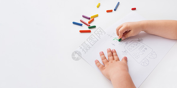 蹒跚学步画五颜六色的机器人 孩子用蜡笔给它上色 着色页以在带有复制空间的白色背景上训练精细运动技能图片