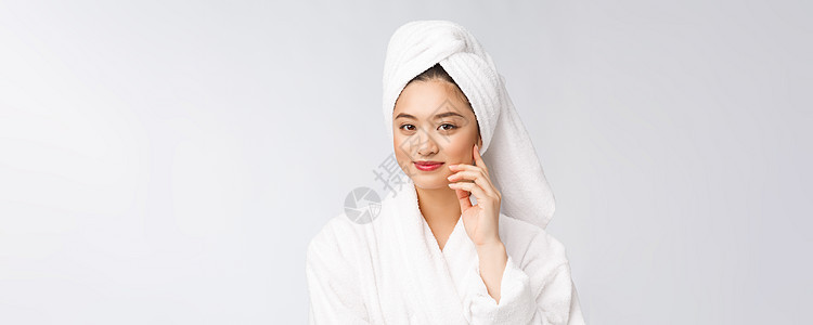 洗完澡后 亚洲女性用毛巾将头发擦干 美丽的多种族年轻女孩触摸柔软的皮膚皮肤科脸部化妆品淋浴肤色美容微笑浴衣女士温泉图片