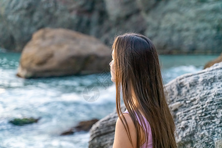 在户外做瑜伽的年轻妇女和谐与冥想概念健康生活方式天空太阳女性海洋海滩训练姿势反射女孩日落图片