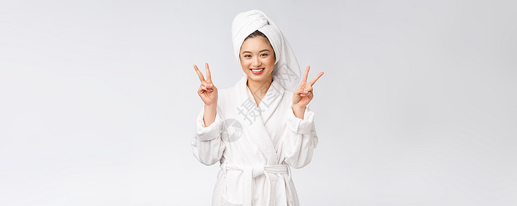 美丽的亚洲女人展示和平迹象或两只手指带着快乐的感觉 被白种背景孤立无援眼睛洗剂化妆品温泉黑发女孩皮肤胜利治疗女士图片