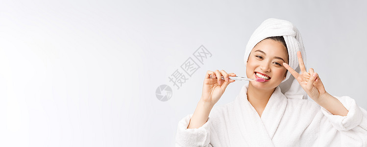 最接近的笑脸女人刷牙 对健康牙科护理概念很有帮助 孤立在白背景上 像亚洲人一样刷子女孩牙医喜悦牙齿成人身体女士卫生幸福图片