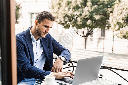 配咖啡的程序员正在网上工作 在咖啡馆使用笔记本电脑杯子商务桌子互联网网络咖啡店办公室成人商业软垫图片