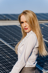 靠近太阳能电池板的金发模特特写肖像 家里免费用电 绿色能源 太阳能电池发电厂业务阳光组件控制板服务太阳能电气活力车站商业电压图片