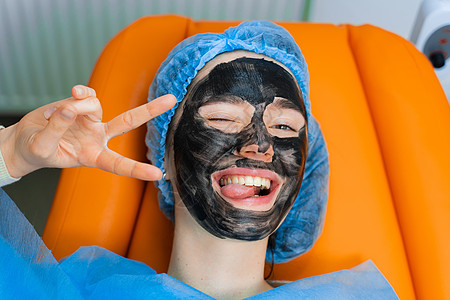 使用外科激光 用黑面罩遮住女孩脸部的碳剥皮 皮肤学和美容学化妆品照片皮肤科白头护理状况程序胶原病变表皮图片