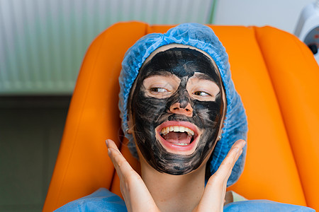 使用外科激光 用黑面罩遮住女孩脸部的碳剥皮 皮肤学和美容学病人胶原粉刺治疗方法照片化妆品色素沉着皮肤护理图片