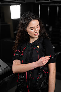 健身房EMS西装的女孩 电动肌肉刺激西装的体育训练 锻炼运动爱好女士快乐微笑技术工具建筑冲动身体刺激器图片