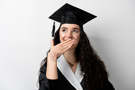 在线远程学习 在家学习 大学毕业 身着黑色长袍的毕业生在白色背景上微笑 成功完成大学和完成硕士学位后微笑的风趣女人医生女性成就者图片