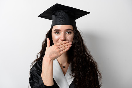 在线远程学习 在家学习 大学毕业 身着黑色长袍的毕业生在白色背景上微笑 成功完成大学和完成硕士学位后微笑的风趣女人女性成功成人文图片