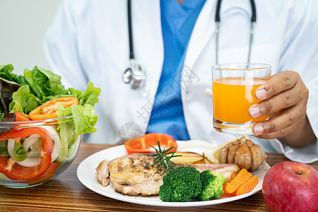为病人提供各种健康新鲜蔬菜的营养学家医生 食堂福利食物保健女士饮食药品磁带水果女性减肥图片