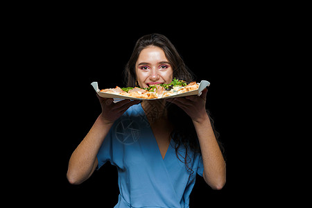 女快递员与黑色背景的意大利美食 拿着传统菜 比萨店送餐 Pinsa 配肉 芝麻菜 橄榄 奶酪送货脆皮桌子香肠午餐女士小吃烹饪女孩图片