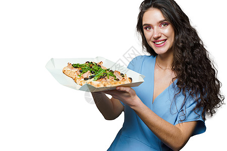 女孩信使与和美食意大利美食在白色背景 拿着传统菜 比萨店送餐 Pinsa 配肉 芝麻菜 橄榄 奶酪送货午餐面团香肠食物桌子女士杂图片