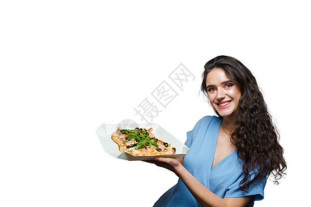 女孩信使与和美食意大利美食在白色背景 拿着传统菜 比萨店送餐 Pinsa 配肉 芝麻菜 橄榄 奶酪送货食物面团火腿蔬菜桌子午餐杂图片