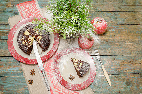 带着巧克力蛋糕 圣诞树和石榴的活生生的生命甜点风格庆典肉桂摄影糕点装饰品美食食物盘子图片