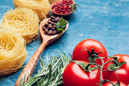 意大利面 蔬菜和香料 放在木制桌上图片