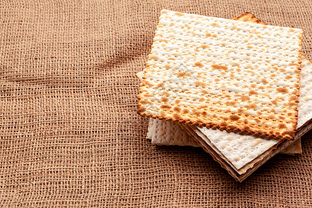 犹太高节日庆典在桌边的平面面包假期宗教饼干食物工作室历史文化烹饪卡片桌子图片