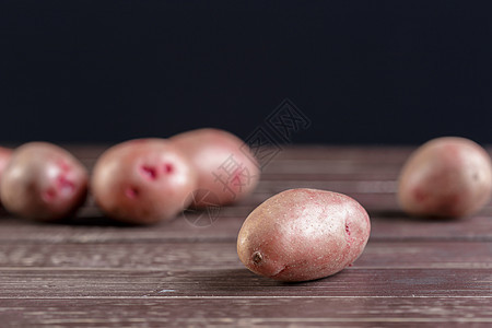 木头背景的新鲜土豆 创意照片麻布块茎桌子市场收成淀粉饮食团体生产农业图片