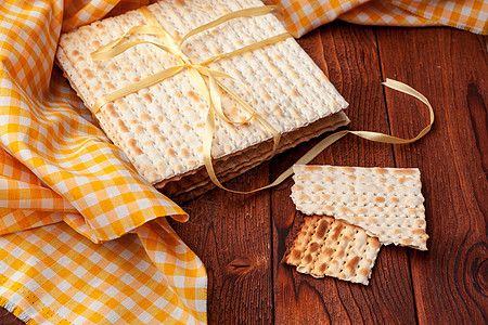 犹太高节日庆典在桌边的平面面包圆圈手工文化工作室家宴桌子卡片烹饪宗教食物图片