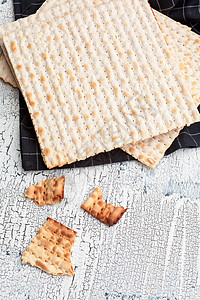 犹太高节日庆典在桌边的平面面包卡片圆圈宗教手工桌子假期文化烹饪历史工作室图片