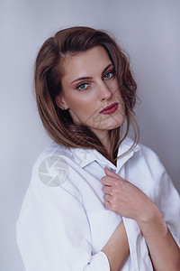 年轻的乌克兰女人 女性的美貌和风格观念衣服身体店铺女孩魅力冒充目录黑发头发成人图片