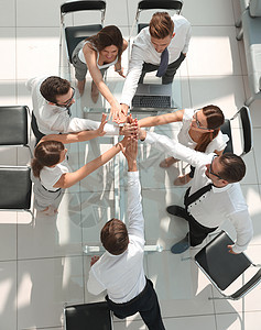 公司雇员显示其团结程度的顶端视图圆圈玻璃项目员工衬衫领导合作企业家团队友谊图片