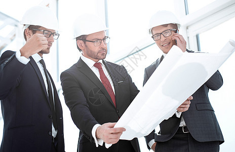 商务人士和建筑师对新大楼进行检查人士建筑学商务建设者工作员工头盔项目团队工程师图片
