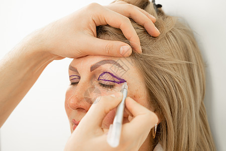 整形手术前面部的眼睑标记特写 用于在医疗诊所修改面部眼部区域 做整容手术的医生老化操作绘画外科医院手套化妆品眼睛女士眼科图片