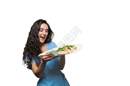 女孩信使与和美食意大利美食在白色背景 拿着传统菜 比萨店送餐 Pinsa 配肉 芝麻菜 橄榄 奶酪午餐香肠脆皮烹饪女士食物小吃桌图片
