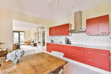 红色厨房内部的水平的高清图片