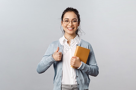 教育 教师 大学和学校的概念 保持良好的工作 快乐的亚洲年轻女性推荐应用 在线学习应用 竖起大拇指并持有规划师自由职业者笔记本女图片