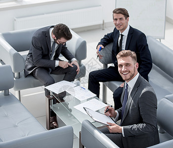 坐在谈判桌旁的商务伙伴 在谈判桌上律师营销帮助会议顾客职业房间领导者状况办公室背景图片