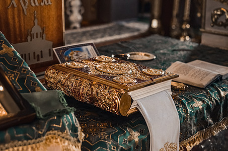 圣书 金金本圣经 在祭坛上背景图片