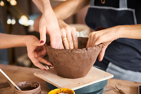 妇女自由职业 商业 业余爱好 制作陶瓷陶器的妇女制造业黏土车轮手工业绘画学习工艺创造力桌子女士图片