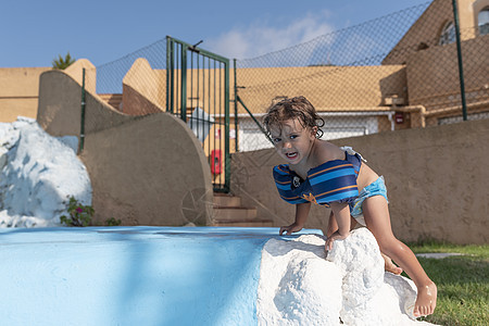 托德勒在游泳池里玩儿儿童浮标的游戏 夏天来到北半球假期蓝色热带闲暇童年运动游泳兄弟孩子乐趣图片