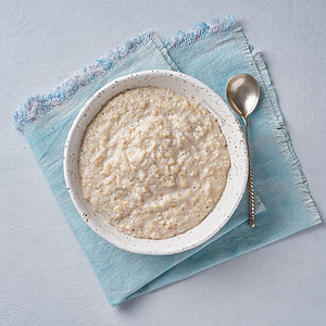 蓝光背景的燕麦 牛奶粥 维冈食物 最佳视野 健康饮食早餐图片