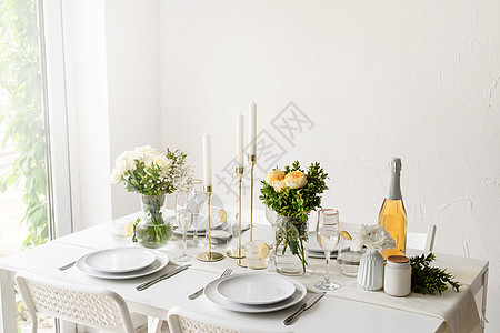 婚礼装饰品 带白玫瑰的结婚装饰风格餐巾盘子刀具餐饮接待玻璃装饰花朵用餐图片