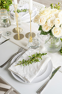 婚礼装饰品 带白玫瑰的结婚装饰婚姻装饰花束宴会蜡烛玻璃接待环境刀具盘子图片