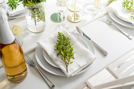 婚礼装饰品 带白玫瑰的结婚装饰服务庆典环境银器派对食物花朵玻璃风格餐巾图片