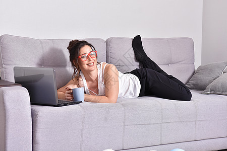 使用笔记本电脑的布朗特商业妇女学习互联网房间工作长椅商务技术女孩沙发业者图片