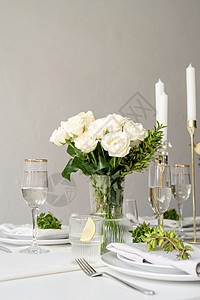 婚礼装饰品 白玫瑰的婚桌装饰食物宴会餐饮仪式接待环境花束庆典花朵午餐图片