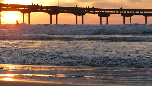 威尼斯海滩海洋水浪 人和日落的天空 加利福尼亚州 加州海景波浪支撑娱乐时段摄影假期动态太阳壁纸背景