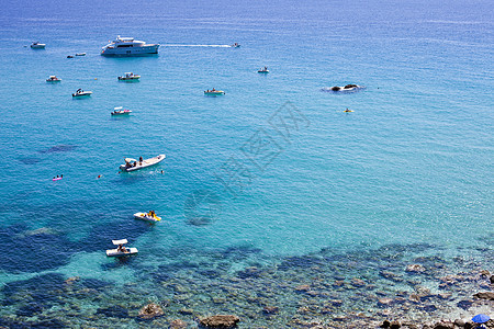 岩石海岸附近有船 极地岩质海岸线的景象石头潜水游客天堂钓鱼旅行海岸蓝色海滩自然公园图片