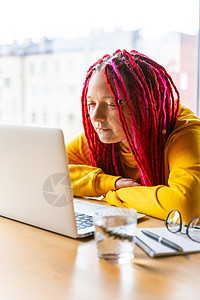数字流浪者概念 女自由职业者在咖啡馆远程操作笔记本电脑 共同工作办公室头发互联网女士女孩设计师办公自由职业者外包标准图片