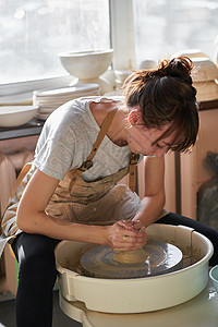 妇女自由职业 商业 业余爱好 制作陶瓷陶器的妇女女士制造业工件工艺女性作坊雕塑家学习车轮工具图片