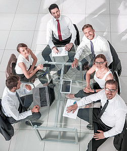 商业界人士在会议桌旁工作的情况研讨会团体办公室职业战略讨论头脑商务项目销售量图片