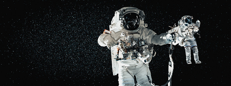 航天宇航员在空间站工作时从事太空行走图片